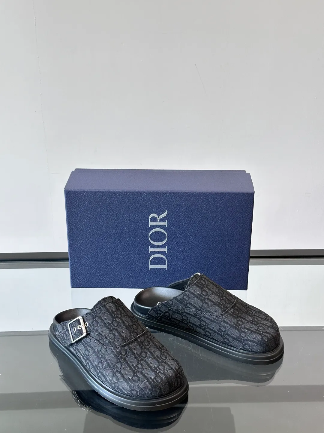 P360 Dior's new mules are new. I think closed-toe mules are really cool for boys. They are Dior's most classic oblique print and are fashionable and comfortable. These Dior Aqua mules combine modern style and classic design. Beige and black Oblique printed fabric upper with adjustable straps and a metal-clad copper alloy Dior buckle for added style. Paired with black leather, rubber and EVA notch soles, they can be easily paired with a variety of casual outfits. size: 38-45 (38.45 customized)